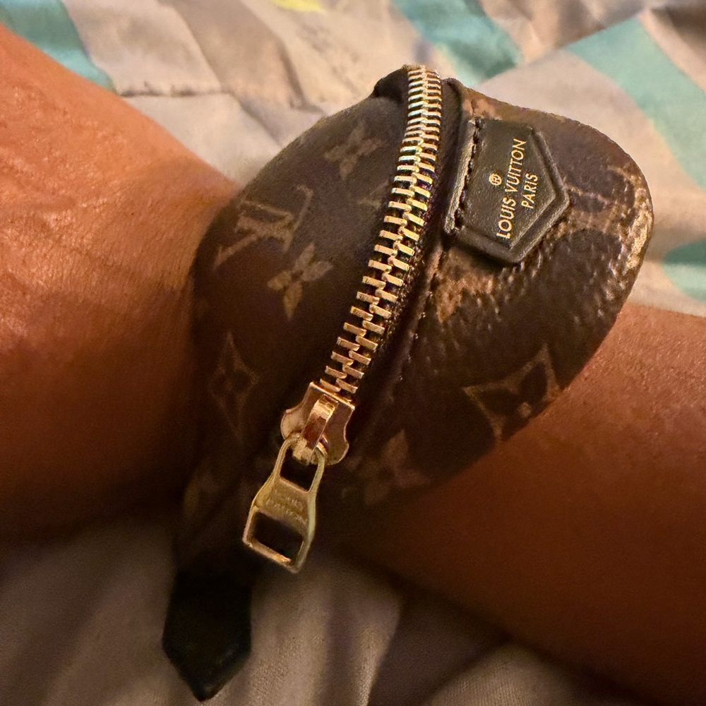 LOUIS VUITTON
Monogram Party Bumbag Bracelet - Picture 4 of 7